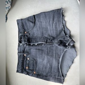 Black Levi’s 501 jean shorts in women’s size 25